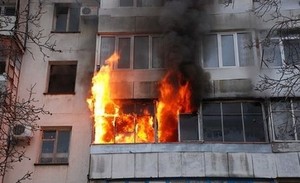 Саяногорские пожарные спасли мужчину из горящей квартиры
