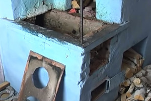 Пьяные родственники бросили ребенка в горящую печь и оставили умирать