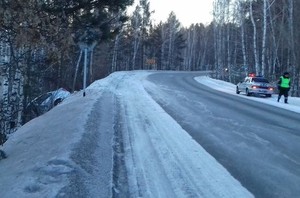 В Хакасии женщина на иномарке улетела с трассы в кювет и врезалась в дерево