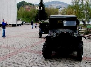 Легендарный военный автомобиль в День победы проехал по Черемушкам