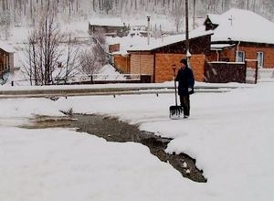 На улице Буровой в Майна закипел безымянный ручей