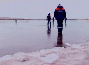 Ледовые «покатушки» саяногорцев опасны!